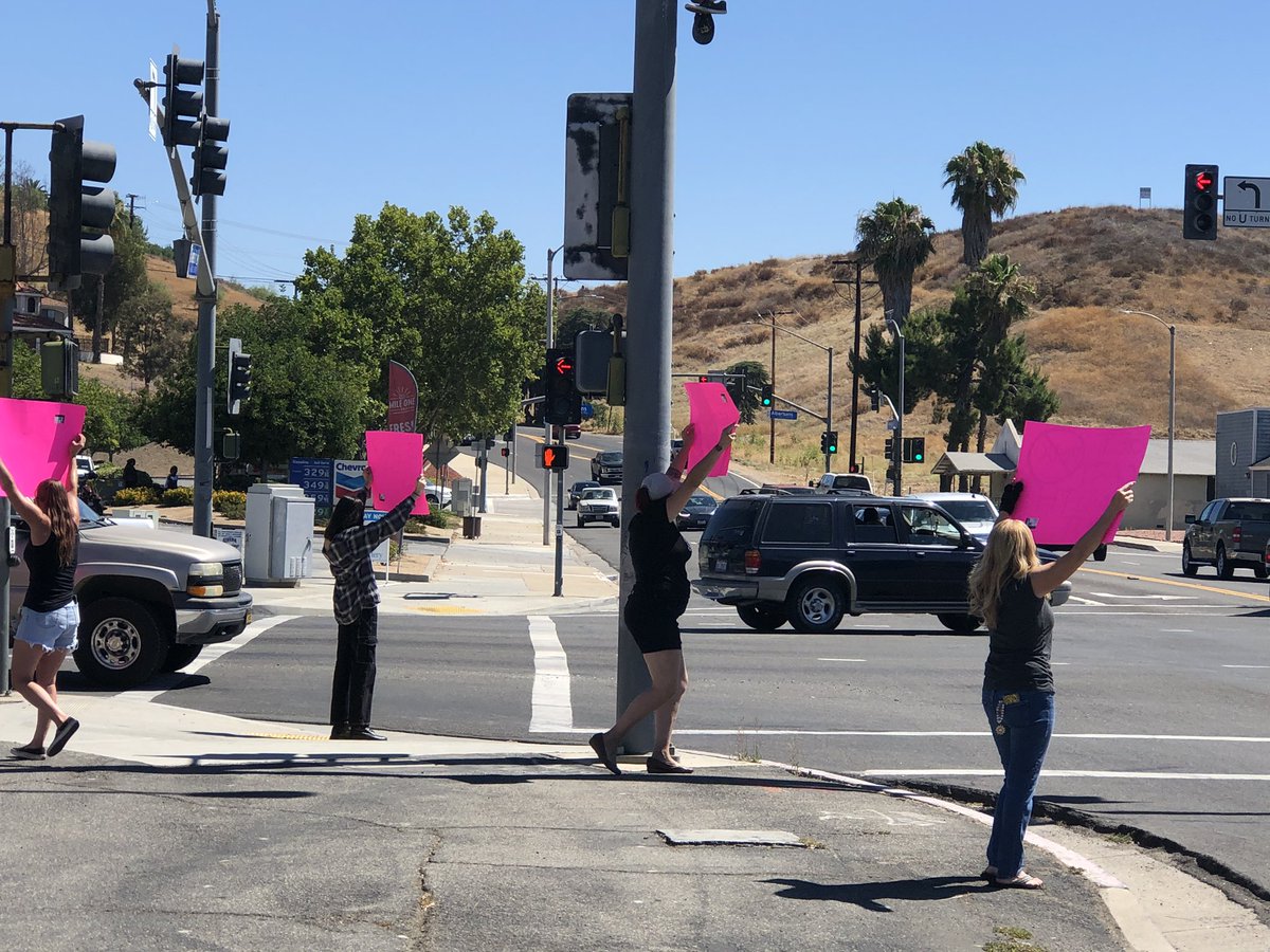 LeticiaJuarezIE's tweet photo. Community of #LakeElsinore protesting admitted pedophile Cary Jay Smith being in their town. #abceyewitness https://t.co/uahyCVfJka