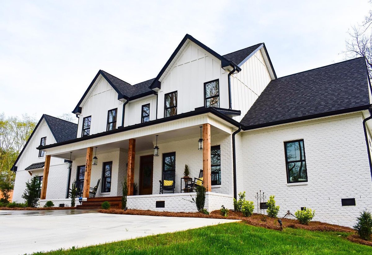 JamesHardie's tweet photo. This #farmhouse is all about the details: #JamesHardie #HardiePanel vertical siding in a #boardandbatten style that matches the painted first-floor brickwork, natural wood porch beams, and black windows.
.
Read more about farmhouse design: https://t.co/97sTlE7Ydr https://t.co/J40AuZAooH
