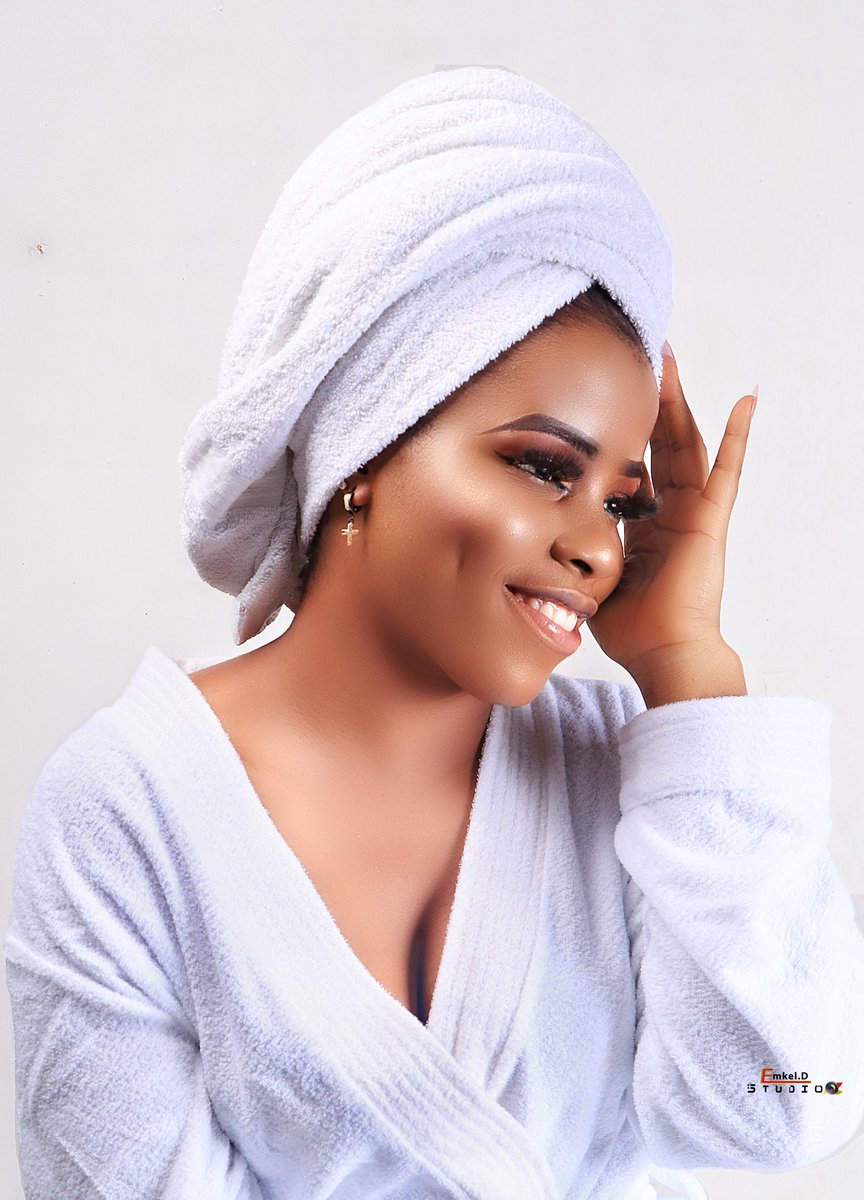 EmkelP's tweet photo. Cheers to being 20 something....
#bbn #bbnaija2020 https://t.co/XiEwBOmUx2