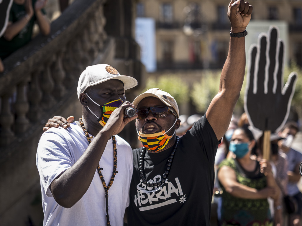 [ARGAZKIAK] #RegularizacionYa Colectivos sociales se han concentrado este domingo en Iruñea para reclamar la regularización de todas las personas migrantes en situación administrativa irregular. bit.ly/2BeMViZ