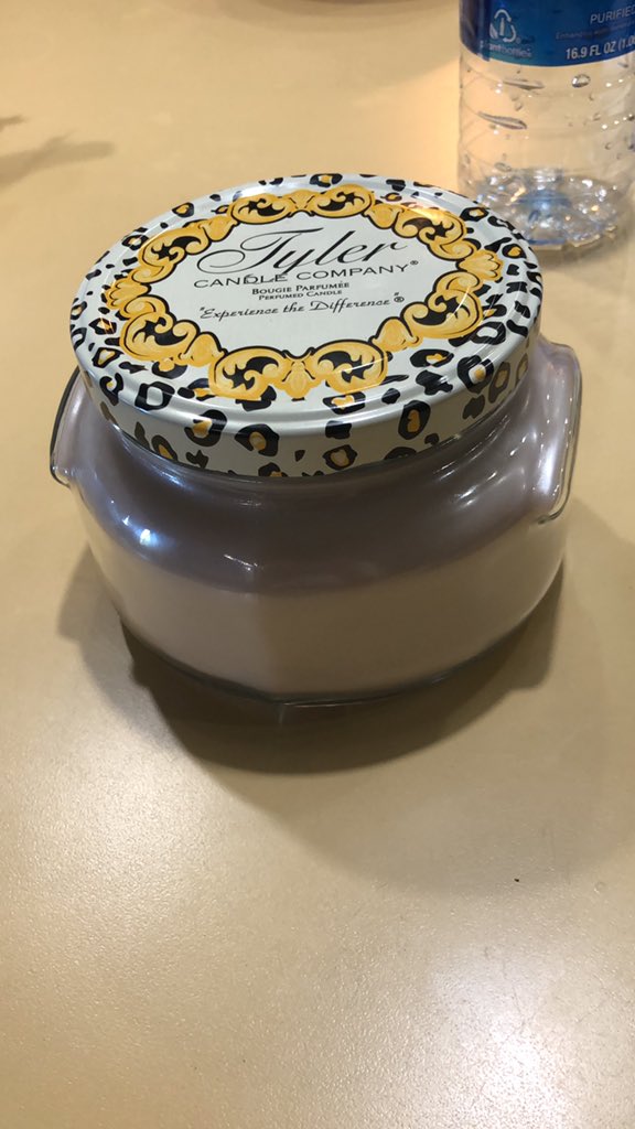 rhettmurdaugh's tweet photo. @TSA can I fly with this candle in my carry on. It’s a 22 oz wax candle https://t.co/erblLjBQKK