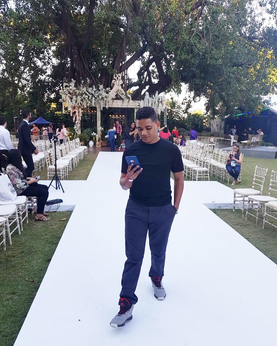 DerlinBaez3's tweet photo. No soy músico, pero si queres te lo toco ! 🤭🔥
•
•
•
•
#TBT #RDbridalWeek #HotelBarcelóSD #RDFashionWeek2k19 #SemanaDeLaModa #Style #Moda #ManModel #ManWear #YourStyle #Sun #Sneakers #Natural #Living ❤️ https://t.co/QE5YzDRiSc