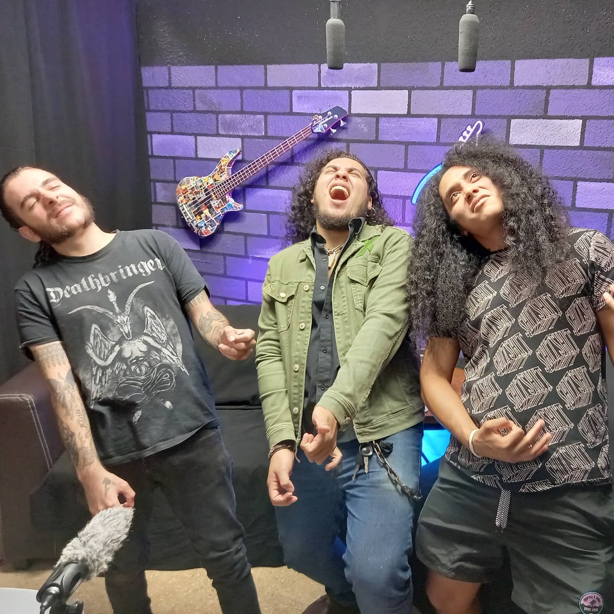 xchmel's tweet photo. Así arrancamos el X-Show con @jetjaguarrocks 
Escuchen su nuevo álbum #endlessnights y no se pierdan el X-Show en el FB de @larockolaa 
#x #saturandotussentidos https://t.co/FYrhLq3gX4