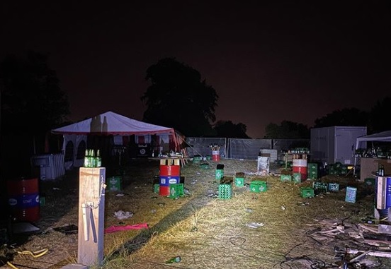 Grote groep jongeren viert illegaal feest en steekt politiewagen in brand..