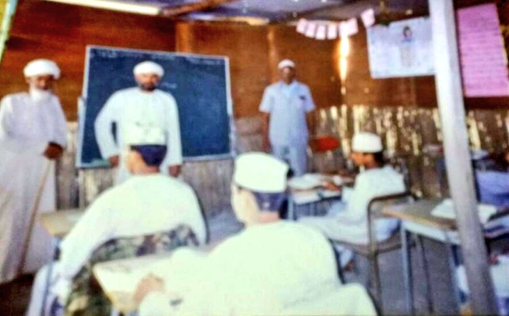 we_readers's tweet photo. #من_ذاكرة_الغيزين 

مدرسة #الغيزين (مدرسة عبدالله بن أنيس)
أفتتحت عام 1978م بجهود مشتركة ببن الحكومة والأهالي .. وفي عام 1990م تم وضع حجر الأساس لإعادة بناءها بالتصميم الحديث.

#البدايات_الأولى 
#يوليو_المجيد https://t.co/Jo86TsZGCw