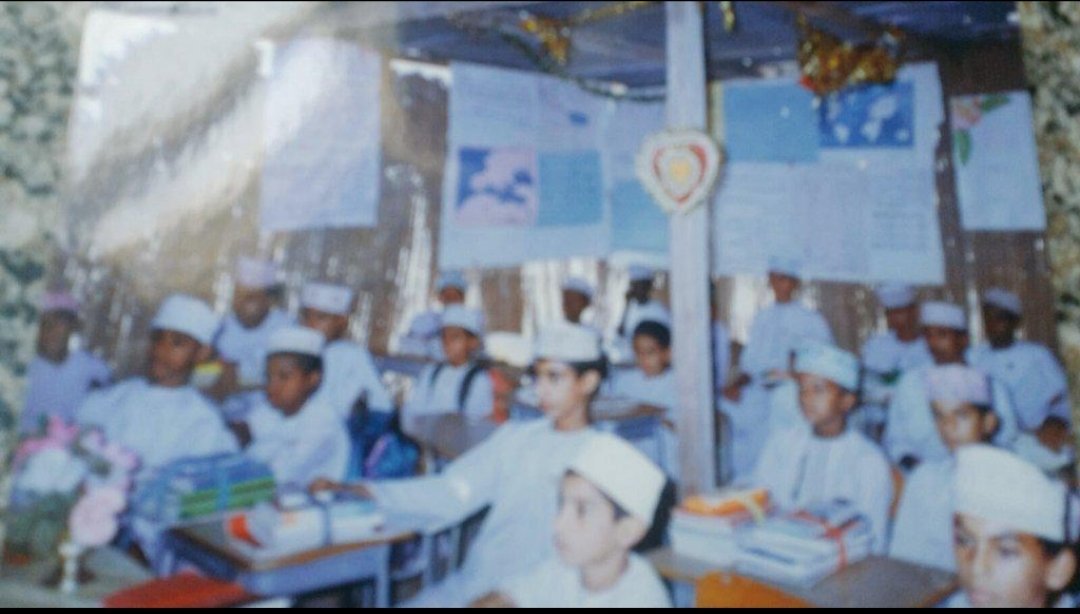 we_readers's tweet photo. #من_ذاكرة_الغيزين 

مدرسة #الغيزين (مدرسة عبدالله بن أنيس)
أفتتحت عام 1978م بجهود مشتركة ببن الحكومة والأهالي .. وفي عام 1990م تم وضع حجر الأساس لإعادة بناءها بالتصميم الحديث.

#البدايات_الأولى 
#يوليو_المجيد https://t.co/Jo86TsZGCw