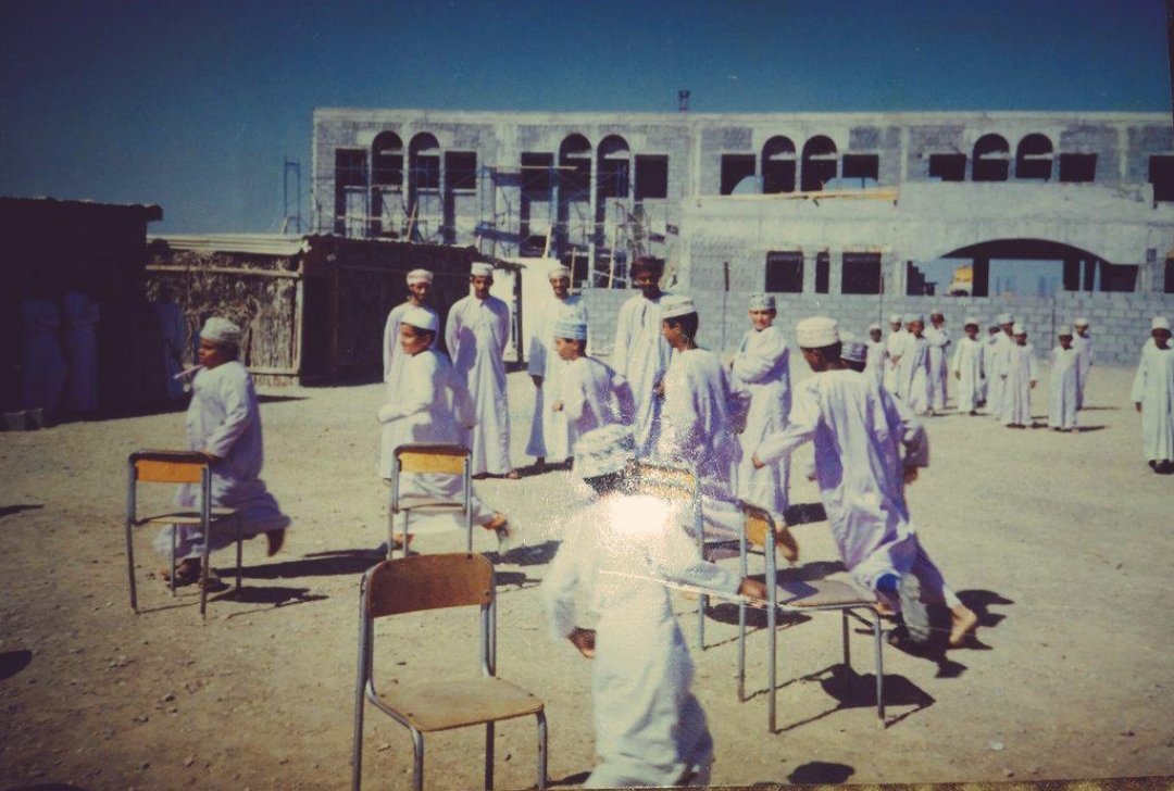we_readers's tweet photo. #من_ذاكرة_الغيزين 

مدرسة #الغيزين (مدرسة عبدالله بن أنيس)
أفتتحت عام 1978م بجهود مشتركة ببن الحكومة والأهالي .. وفي عام 1990م تم وضع حجر الأساس لإعادة بناءها بالتصميم الحديث.

#البدايات_الأولى 
#يوليو_المجيد https://t.co/Jo86TsZGCw