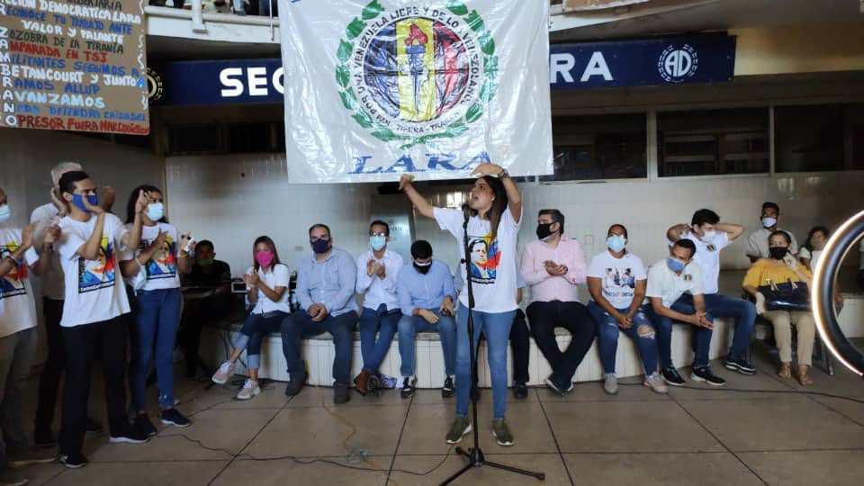 ZambranoSoley's tweet photo. Orgullosa del compromiso y valentía de la @JAD_Lara desde La Pochocha. Demostramos que en AD hay una valiosa generación de relevo dispuesta a luchar ante las adversidades. Tenemos la conciencia limpia ¡Aquí nadie se vende! Seguiremos apostando al trabajo en equipo por Venezuela. https://t.co/nx2QXk1YvY