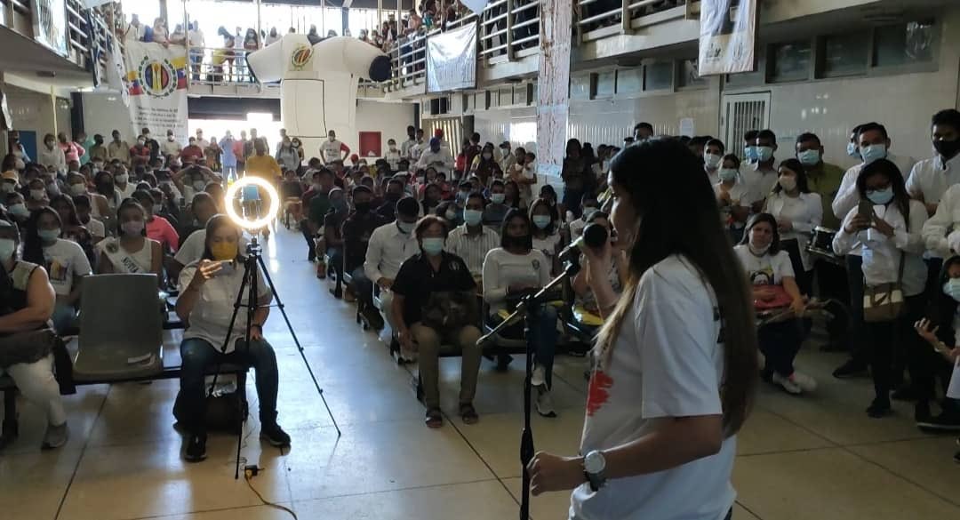 ZambranoSoley's tweet photo. Orgullosa del compromiso y valentía de la @JAD_Lara desde La Pochocha. Demostramos que en AD hay una valiosa generación de relevo dispuesta a luchar ante las adversidades. Tenemos la conciencia limpia ¡Aquí nadie se vende! Seguiremos apostando al trabajo en equipo por Venezuela. https://t.co/nx2QXk1YvY