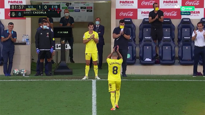 MPlusDeportes's tweet photo. Esta es una imagen para el recuerdo. No hay público en La Cerámica pero la ovación se oye en toda Villarreal. Cazorla jugará la próxima temporada en Catar. Gracias por todo, gracias por tanto. #VolverEsGanar https://t.co/1pEnX30HQs