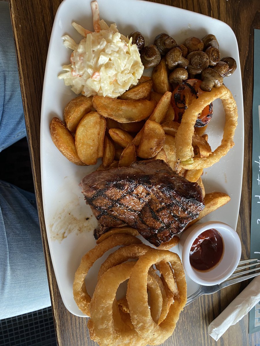 Theodonal8's tweet photo. OMG, 4 months and i finally got #steak https://t.co/KkmhsEr7ky