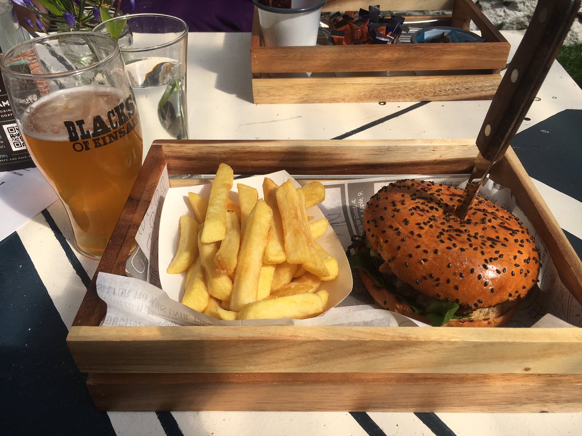 cbbarlow's tweet image. Patio weather, tasty food and drinks at @Hamletskinsale #WildAtlanticWay #staycation #MakeABreakForIt #Kinsale