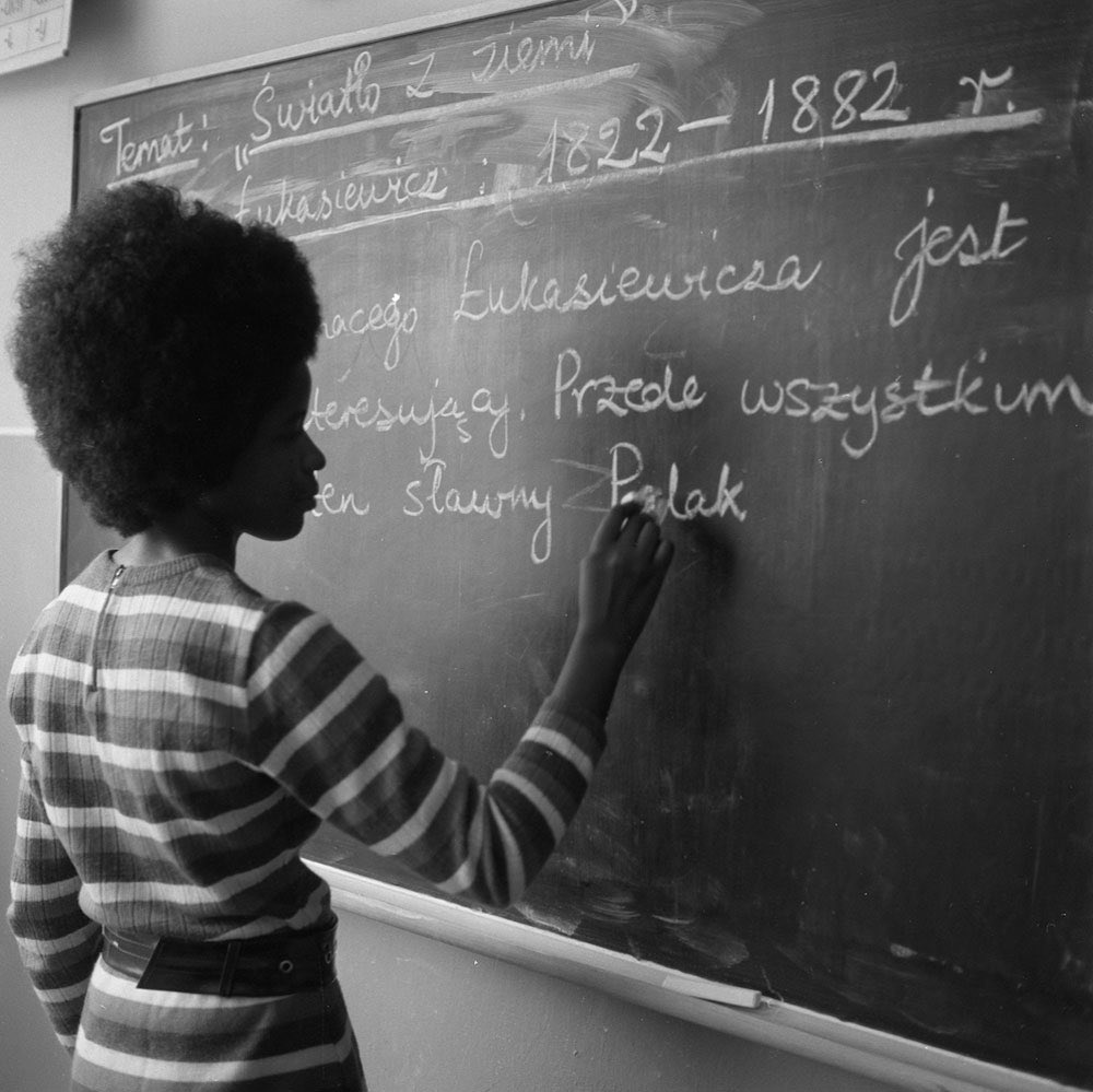 kongijski_sznyt's tweet photo. Flirt socjalistycznej Polski z krajami Afryki, czyli #AfroPRL. Zdjęcia z Polski 1955-89 warte obejrzenia!😎 https://t.co/YwgZJfikXb