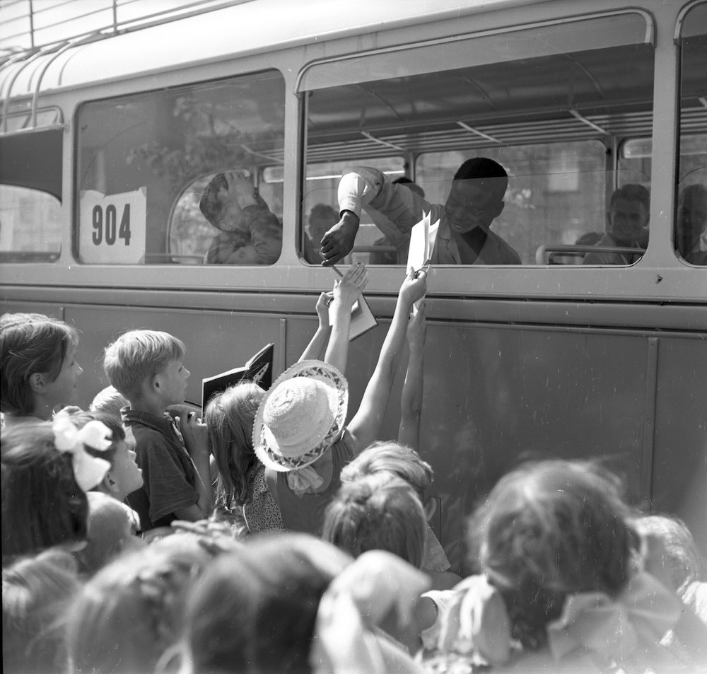 kongijski_sznyt's tweet photo. Flirt socjalistycznej Polski z krajami Afryki, czyli #AfroPRL. Zdjęcia z Polski 1955-89 warte obejrzenia!😎 https://t.co/YwgZJfikXb