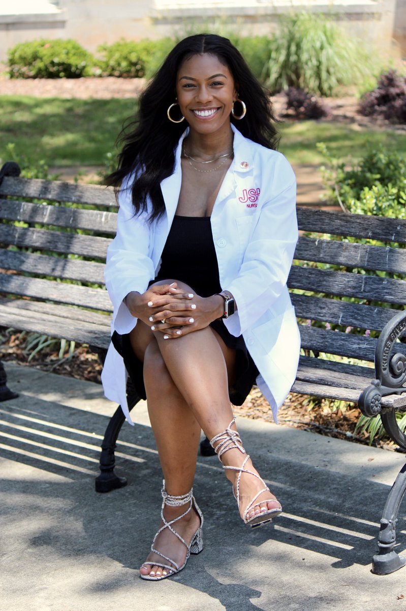_danialyse's tweet photo. BSN , c/o 2020 🐔🎓 https://t.co/F35sknKvXh