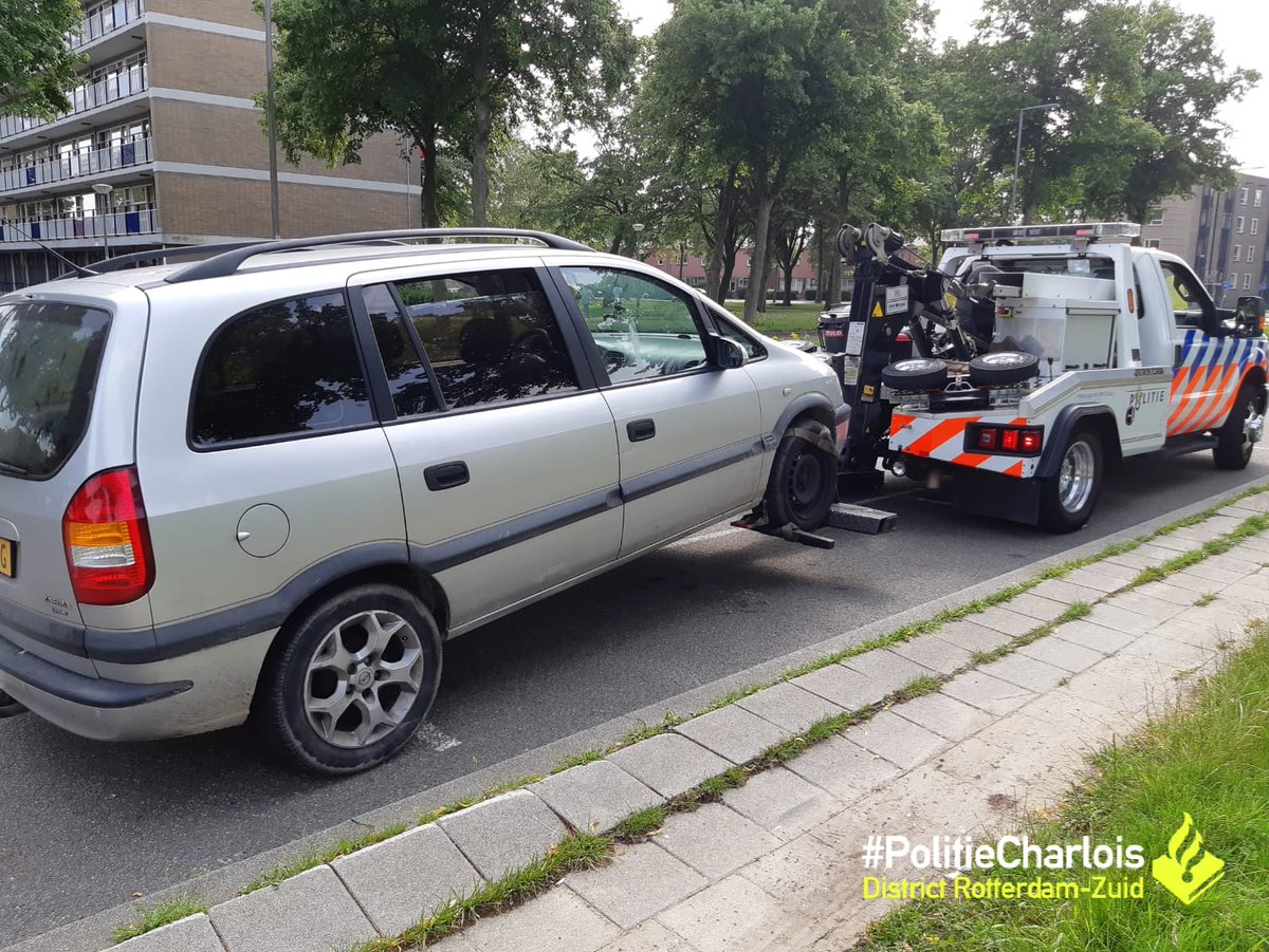 POL_Charlois's tweet photo. Met foutieve kentekenplaat op #aanhanger door #Zuidwijk rijden, daar spreekt de #wijkagent je op aan. En als je dan ook zonder rijbewijs rijdt, valse persoonsgegevens (die van een familielid) opgeeft en nog voor duizend euro boetes hebt openstaan; dan wordt het echt #takelen. https://t.co/Wquxc0pEMt