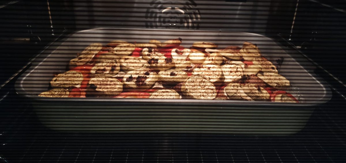 Если порубить мясо, лук, грибы, баклажаны, цукини, картошку, помидоры, сверху посолить, приправить чесноком и перцем и просто засунуть в духовку на минут 30...может быть что-то получится!?