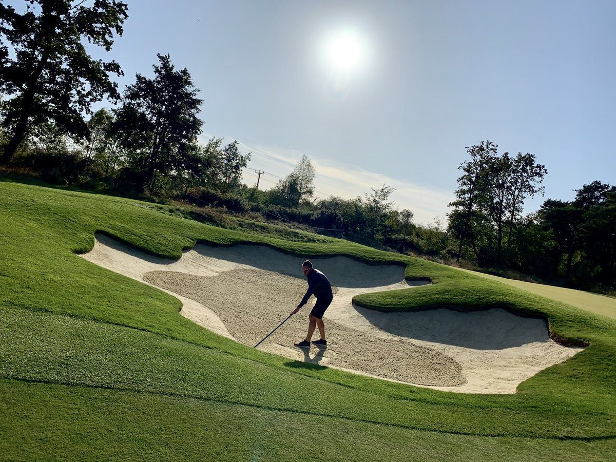 @charles_n_eddy @ScoringClub My favourite memory of wentworth is being one of the volunteers joining the greenkeeping team for 18&19. Incredible place and people. Enjoy your game and play well 👍