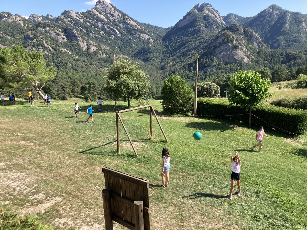 VedrunaGirona's tweet photo. Comencem les colònies de grans a Vilada: mireu que bé que estem! Ara anirem a sopar! #intensament #decididament #lleureVedruna #colòniesVedrunagrans2020 #VedrunaGirona @VedrunaCat https://t.co/pHnYR2Uk8V