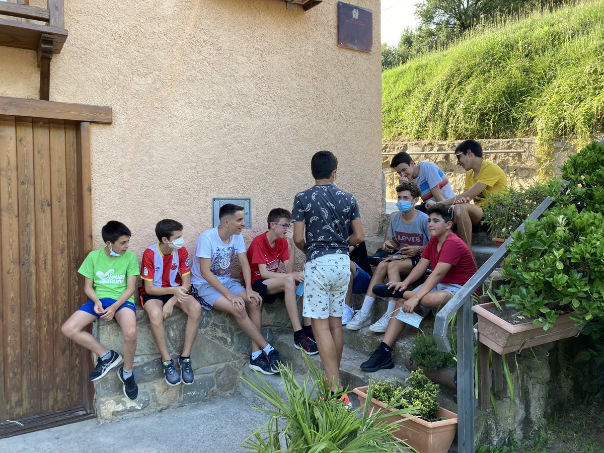 VedrunaGirona's tweet photo. Comencem les colònies de grans a Vilada: mireu que bé que estem! Ara anirem a sopar! #intensament #decididament #lleureVedruna #colòniesVedrunagrans2020 #VedrunaGirona @VedrunaCat https://t.co/pHnYR2Uk8V