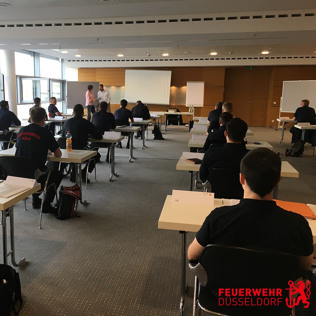BFDuesseldorf's tweet photo. Gruppenführerlehrgang Rheinland neu organisiert

Zu Zeiten von #Corona findet die B3-#Ausbildung unter besonderen Hygiene- und Abstandsvorschriften statt. Mit Unterstützung der @MD_GmbH konnte der erste Teil in größeren Schulungsräumen stattfinden. 
#EinsatzfuerDuesseldorf https://t.co/9UU5P3CxRW