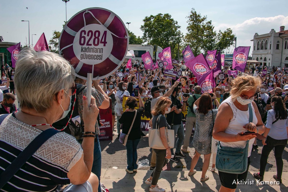 aktivist_kamera's tweet photo. #İstanbulSözleşmesi'nin tartışmaya açılmasına karşı birçok şehirde eylem gerçekleştirildi. İstanbul, Kadıköy'de de yapılan eylemde İstanbul Sözleşmesi ve 6284'ün etkin uygulanması için mücadeleye devam edileceği belirtildi.

Aktivist Kamera #Kadıköy #İstanbul 19.07.2020 https://t.co/lPKD3EIECG