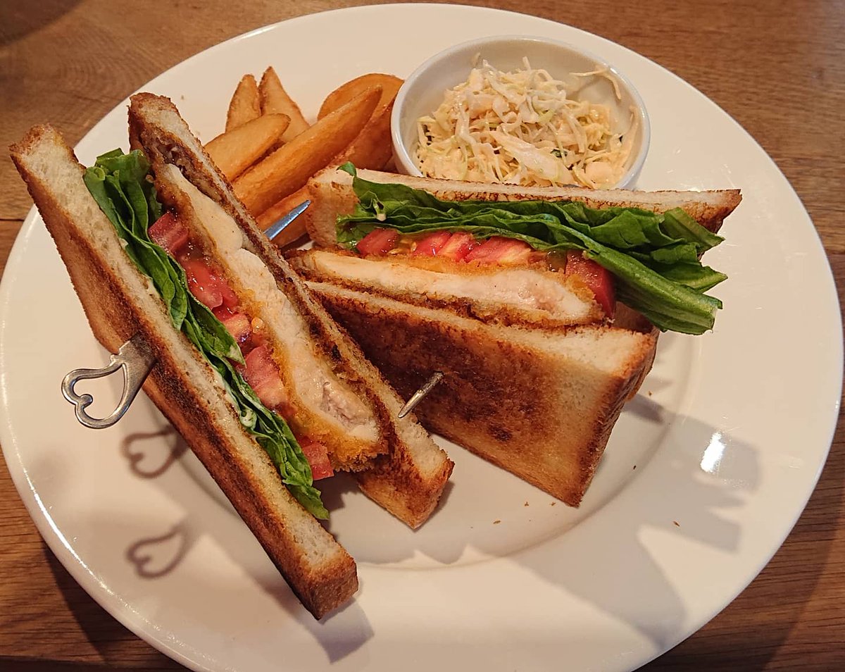lennon1008's tweet photo. こないだのランチ💛『Ignition Switch』さんでチキンカツカレーサンドをいただきました😋
バターが塗られて、でもカリッと焼かれたパンに、やわらかチキンカツ。そしてソースの代わりにカレー。。美味しいに決まってます✨
#イグニッションスイッチ
#Ignitionswitch
#サンドイッチ
#中洲川端ランチ https://t.co/6y0ipky74k