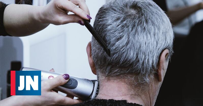 JornalNoticias's tweet image. Duas cabeleireiras infetadas com covid-19 usaram máscara e evitaram contágio de 139 clientes dlvr.it/RbxdXb