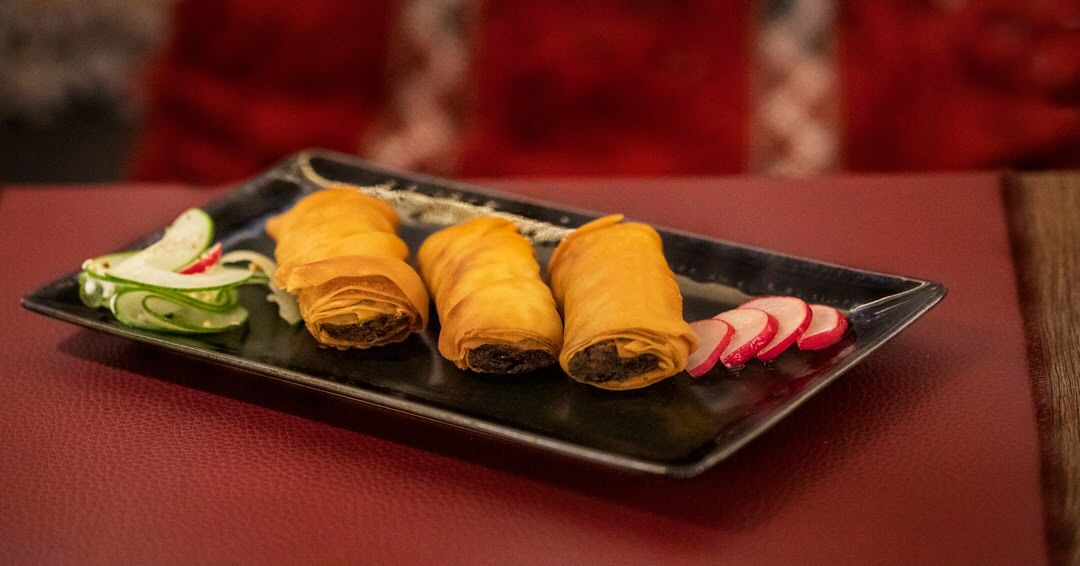 volubilisrestau's tweet photo. ¿De qué creéis que están rellenos los #malfuf? 👩🏻‍🍳
.
Rollitos de hojaldre rellenos de col, zanahoria, calabacín y maíz 🌽 
.
Disfruta de un manjar delicioso y típico en la gastronomía árabe. 

#gastroplans #barridesantantoni #gastrorgasmico #veggiebcn #menjatbarcelona https://t.co/tjV8ZlZf8R