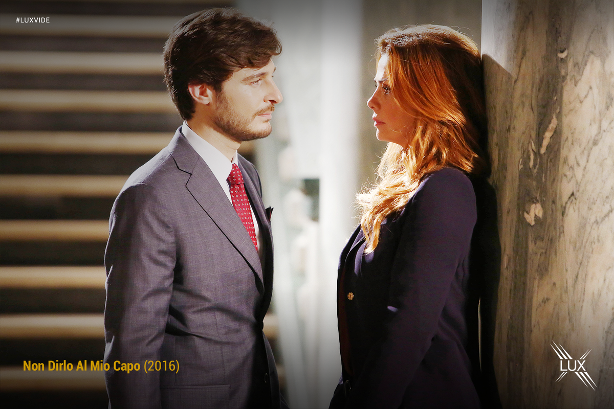 Per la regia di Riccardo Donna, una serie dal ritmo serrato, battute divertenti e momenti di forte tensione drammatica, andata in onda per la prima volta nel 2016: #NonDirloAlMioCapo è in replica ogni domenica su <a href="/RaiUno/">Rai1</a>.
<a href="/chiarafrancini/">Chiara Francini</a> <a href="/VaneIncontrada/">Vanessa Incontrada</a> <a href="/LinoGuanciale/">Lino Guanciale</a>