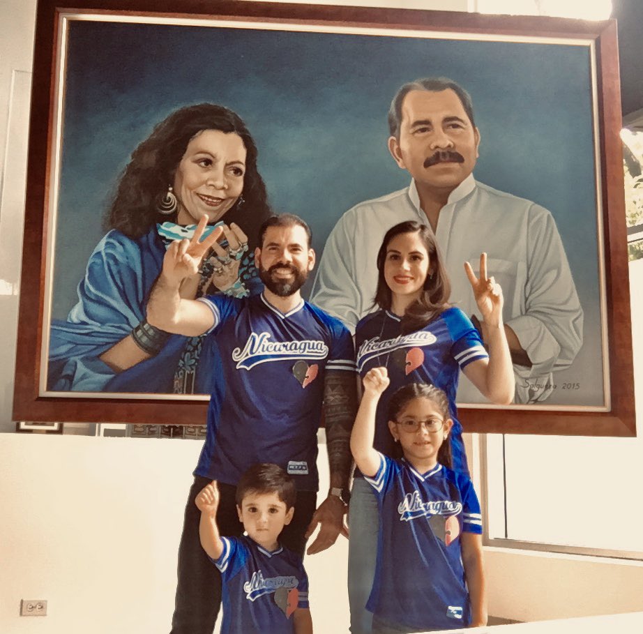 Nicaragüenses de corazón rojinegro celebramos el 41/19. Que viva Nicaragua bendita y siempre libre cobijada por nuestro FSLN. Por la paz y la vida, por la soberanía y la justicia social de este pueblo heroico! Siempre más allá, hacia más victorias con Daniel y Rosario! 🇳🇮 ❤️🖤