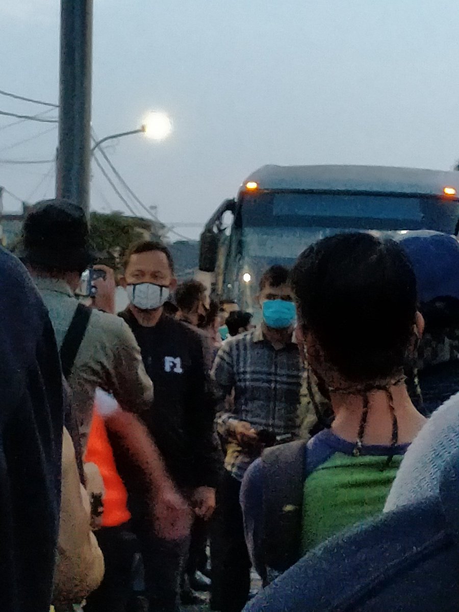 milamilski's tweet photo. Selalu jumpa kang @BimaAryaS tiap antri bus bantuan @bptj151 Senin subuh.
#busbantuan #bptj #busgratis #Commuterline #anakkereta #commuterlinejabodetabek #MondayVibes #semangatsenin https://t.co/YOFvfawWfu