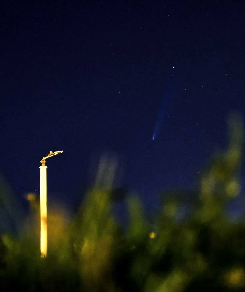 Hectorel's tweet photo. Catching a #comet hiding from the #citylights on the grass.
#Neowise once every 6766 years you get a chance.
#night #space #stars #ice https://t.co/a5mEJOTkgT