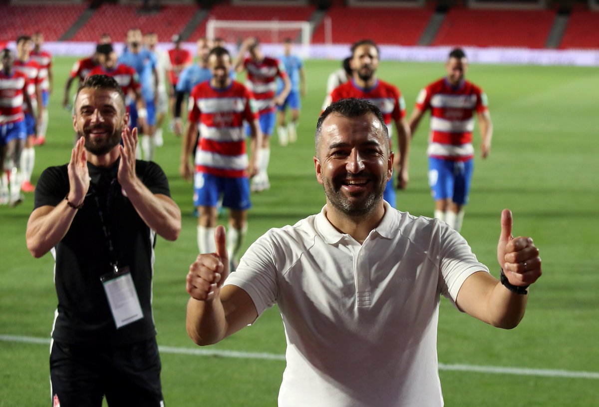 LaLiga's tweet photo. 😁👍❤ RT si eres del @GranadaCdeF y te has despertado con la misma sonrisa que Diego Martínez. https://t.co/eLSBYFDvEs
