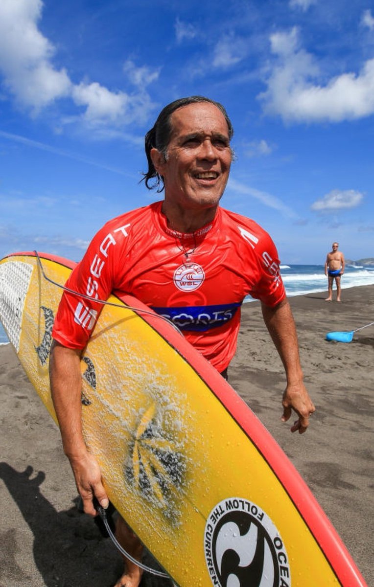 Yoya_China's tweet image. Falleció 😔 el legendario surfer hawaiano Derek Ho.El ex campeón mundial 1993, bicampeón del Pipe Masters y 4 veces ganador de la Triple Corona Hawaiana sufrió un ataque al corazón #18Julio #ElMundoDelSurfLloraSuIdolo #DerekHo #RiPDerek #surfing  @SurfVzlA @ISAsurfing