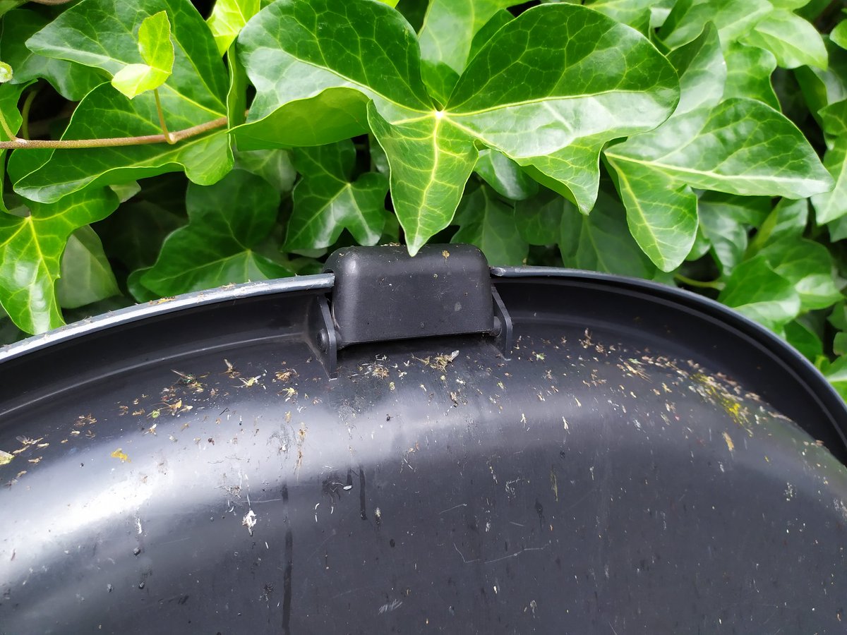 roeloffline's tweet photo. Haal je je dakkoffer van de auto na een mooie vakantie in de natuur, voel je je toch een beetje een insectenkiller... https://t.co/iLt4SbkAy5