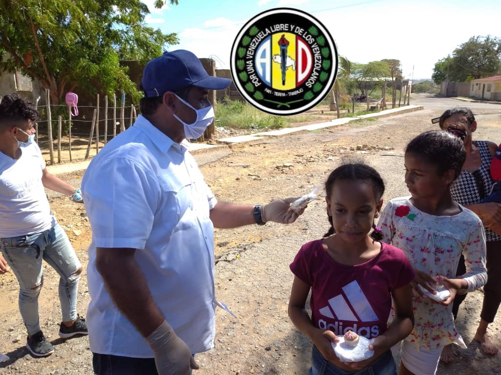 JesusRico_AD's tweet photo. #LaVela|• 

@ElluzAD: Entre sorpresa y alegría así nos recibieron los niños en la actividad del Día del niño. Arepazo casa por casa, hizo un día diferente para estos niños de los sectores más vulnerables. Además disfrutaron de golosinas.  

#Falcón 
#Venezuela https://t.co/KwMiZl24ma