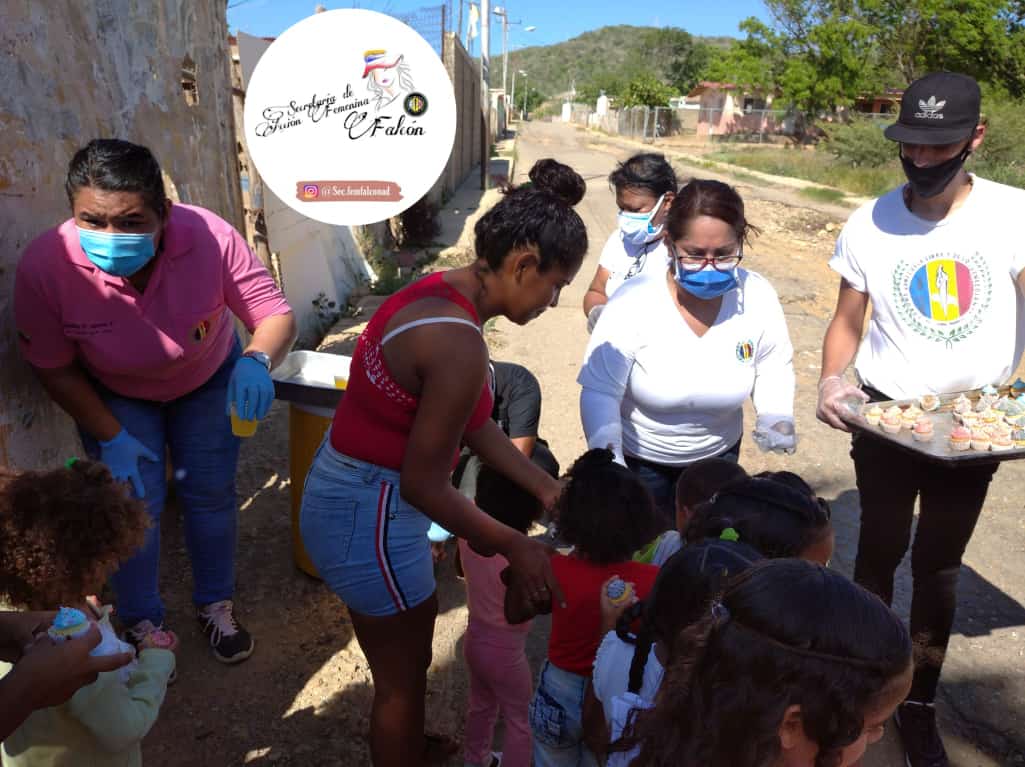 JesusRico_AD's tweet photo. #LaVela|• 

@ElluzAD: Entre sorpresa y alegría así nos recibieron los niños en la actividad del Día del niño. Arepazo casa por casa, hizo un día diferente para estos niños de los sectores más vulnerables. Además disfrutaron de golosinas.  

#Falcón 
#Venezuela https://t.co/KwMiZl24ma