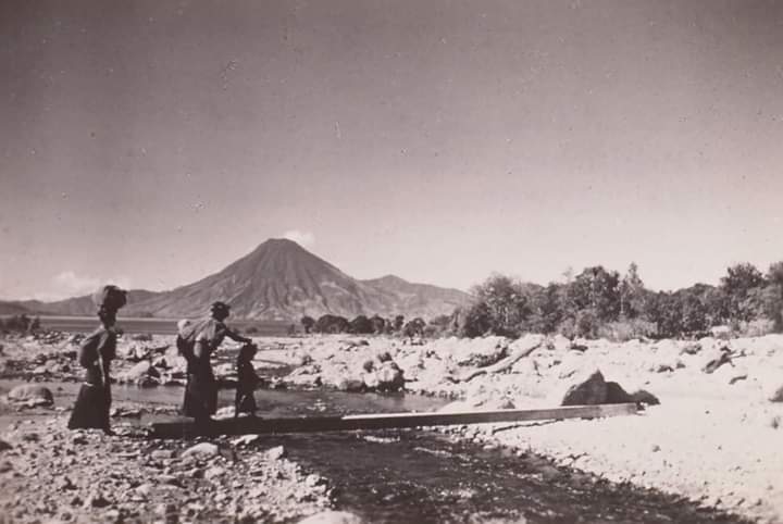 luissicajan's tweet photo. PANAJACHEL, SOLOLÁ FOTOGRÁFIA MARCÁNDO HISTORIA

Mujeres cruzando el rìo, en las cercanìas de Panajachel. Sololà.
1890.
Museo Etnologìa de Alemania.
#TELE10 
#JuntosPodemos https://t.co/PoSXpwGX4b