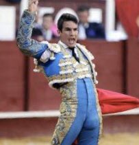 brenroad8's tweet photo. Un suspiro por Cayetano,’está #buenote el #macho #hétero #guapo #bulto #torero apoco no se les antoja ? https://t.co/pUk9qrvpRq