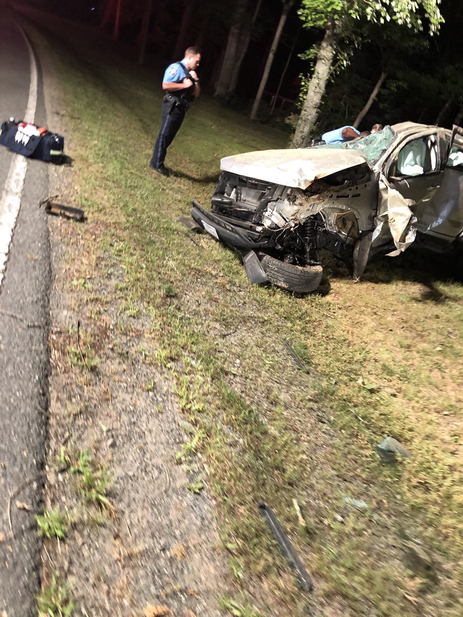 RoachAD21's tweet photo. Thank god my bro survived this... 🙏🏼🙏🏼🙏🏼  Don’t drink and drive.Don’t be sleepy and Drive. Don’t  drive if you don’t feel comfortable at night God is GREAT https://t.co/s6jVTHI5hz