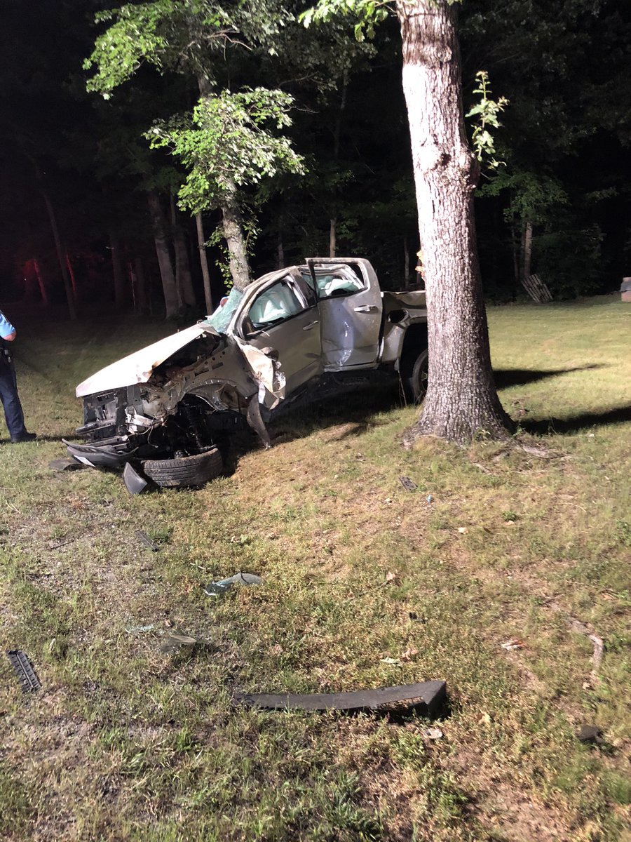 RoachAD21's tweet photo. Thank god my bro survived this... 🙏🏼🙏🏼🙏🏼  Don’t drink and drive.Don’t be sleepy and Drive. Don’t  drive if you don’t feel comfortable at night God is GREAT https://t.co/s6jVTHI5hz