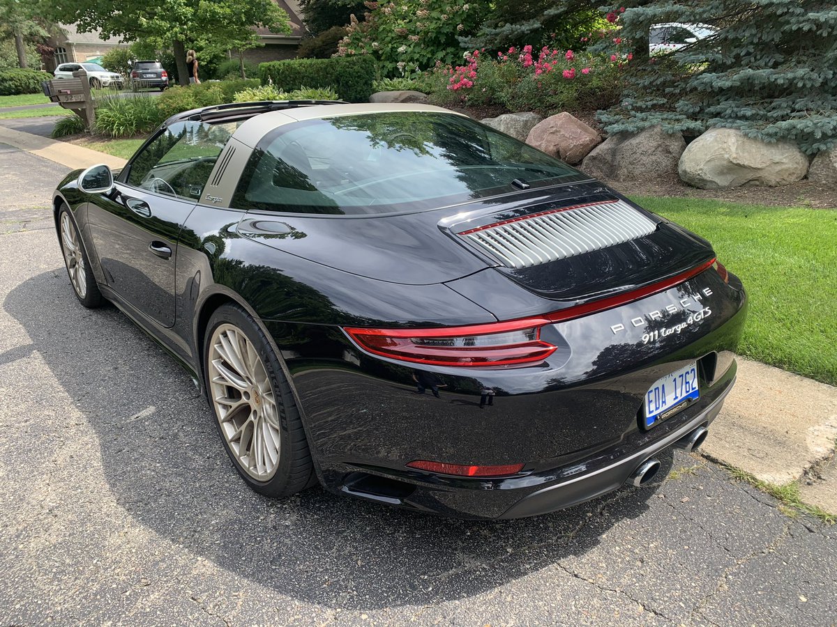 A friend of mine stoped by this Saturday to show me his 2018 911 Targa, this was a very low production car and it’s pretty rare, absolutely beautiful, I really love 911s, would like to try a new one but they are really pricey !!!