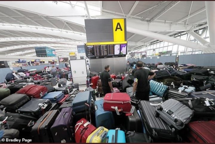 Loula96190623's tweet photo. So they fire the staff...and tris is what happens. LHR in chaos. Passengers can get ready to this routine when staff are underpaid, overworked and not enough. Do you really want this for your future travelling with BA? #BAbetreyal #BAStaffCount #standbyBAworkers #NationalDisgrace https://t.co/kC27WepM7p