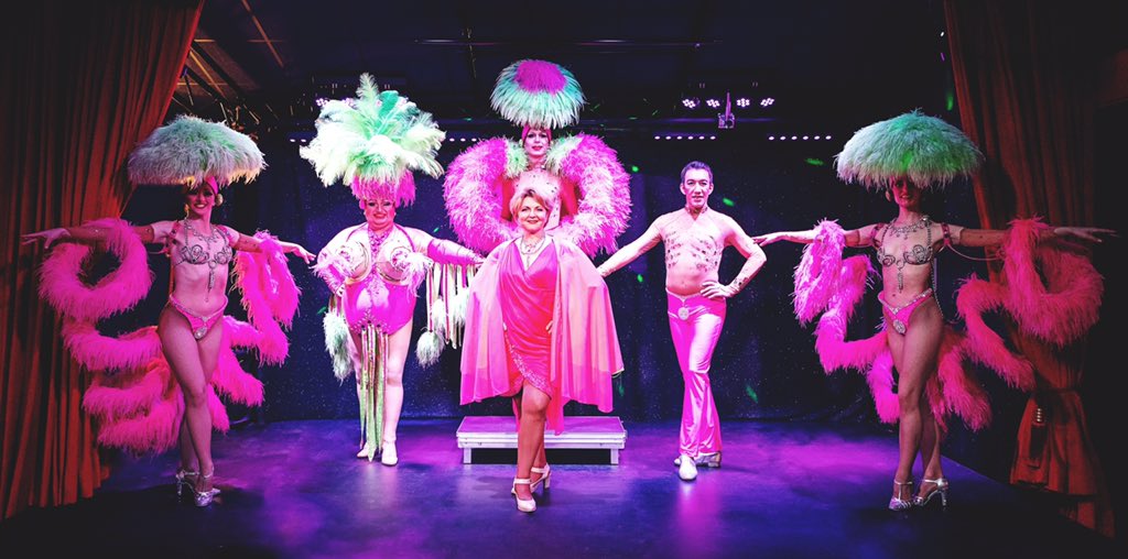 CCastafiore's tweet photo. Dans le respect des règles sanitaires et distanciation sociale, La Castafiore a pu reprendre ses activités et présenter de nouveau la fabuleuse revue Music-Hall Paris Paname.

Kisssss

😘🎩👠💄💎💎💎🌈

#Parispaname #lacastafiore #cabaret #Musichall #Showgirls #charentemaritime https://t.co/xkawrvgcLN