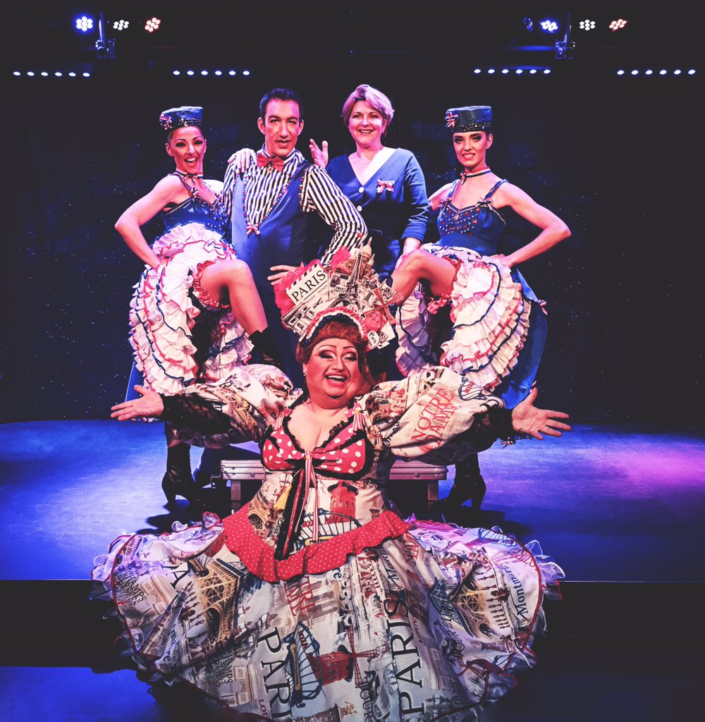 CCastafiore's tweet photo. Dans le respect des règles sanitaires et distanciation sociale, La Castafiore a pu reprendre ses activités et présenter de nouveau la fabuleuse revue Music-Hall Paris Paname.

Kisssss

😘🎩👠💄💎💎💎🌈

#Parispaname #lacastafiore #cabaret #Musichall #Showgirls #charentemaritime https://t.co/xkawrvgcLN