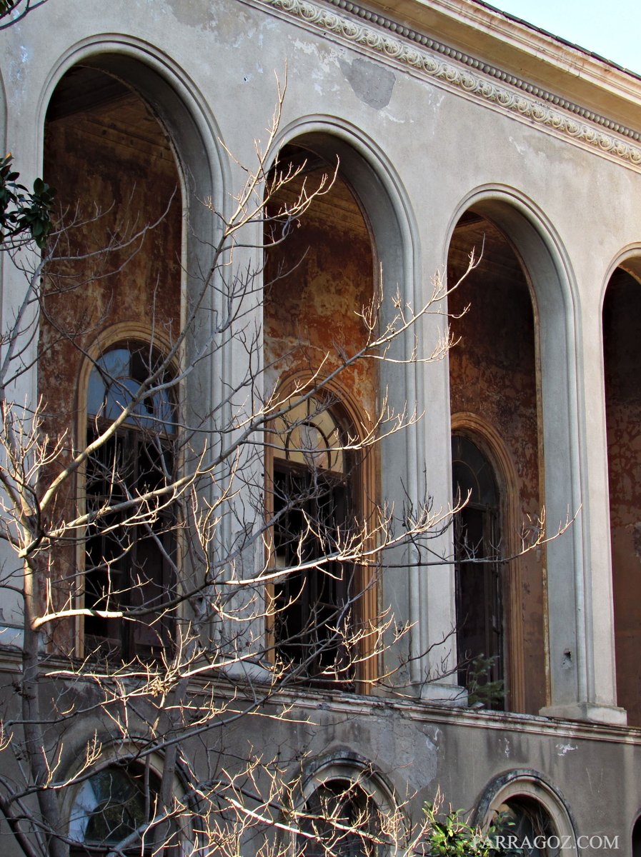 Farragoz's tweet image. One of the verandas of the old Imereti Sanatorium which has no shortage of arches and patina.

FARRAGOZ ~ Online Courses in the Art of Patina.

#patina #onlinecourse  #paintclasses #Tskaltubo #sanatorium #abandonedbuilding  #architecture  #patinahunter  #travel #Georgia