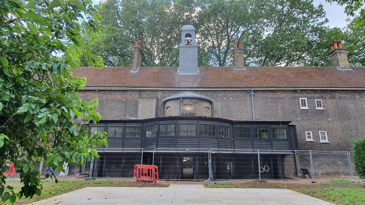 Round the back of the Geffrye museum (aka The Museum of the Home), currently closed for redevelopment. Top London museum, definitely looking forward to going back.