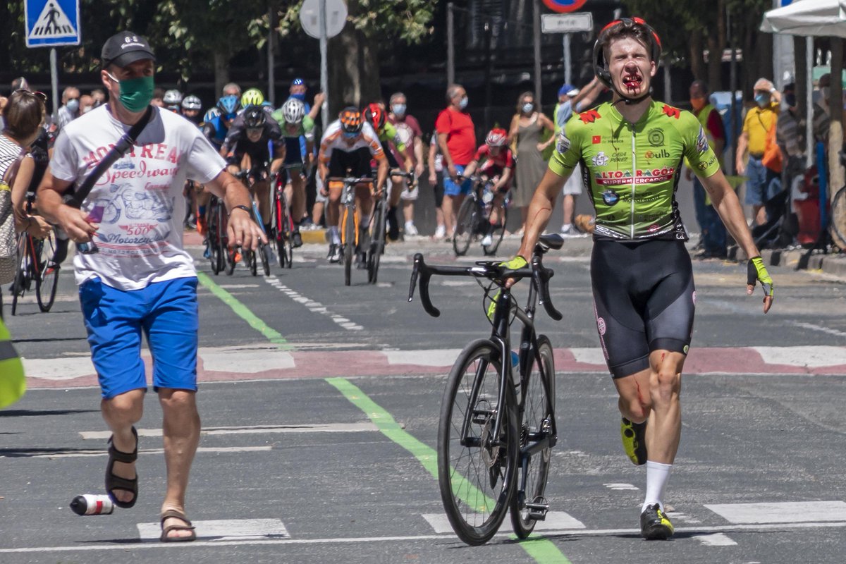 Jorge Seguín, el ciclista de la foto, se ha dado esta mañana un buen guantazo en el esprint de la carrera de juveniles de Estella. Se ha levantado y ha ido andando hasta meta. La imagen es de <a href="/montxoag/">montxo a.g.</a> de <a href="/DiariodeNavarra/">Diario de Navarra</a> Pundonor. #ciclismo