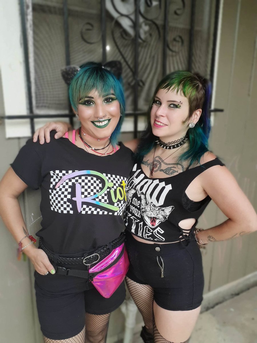 BFN666's tweet photo. We got super EXTRA for this live stream tonight!! 😂😘💚💜✌
B.C Binge Live At NuLevel Studios = FB Event 🎼🎶🎹 #bcbinge #synthpunk #livestream #riot #retro #extra #bffband #bestfriends https://t.co/dmG0JdF6fR